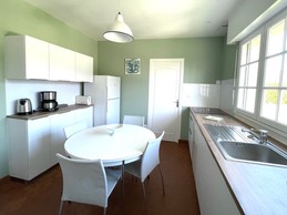 Cuisine spacieuse et lumineuse, côté Est - Rénovée en 2023