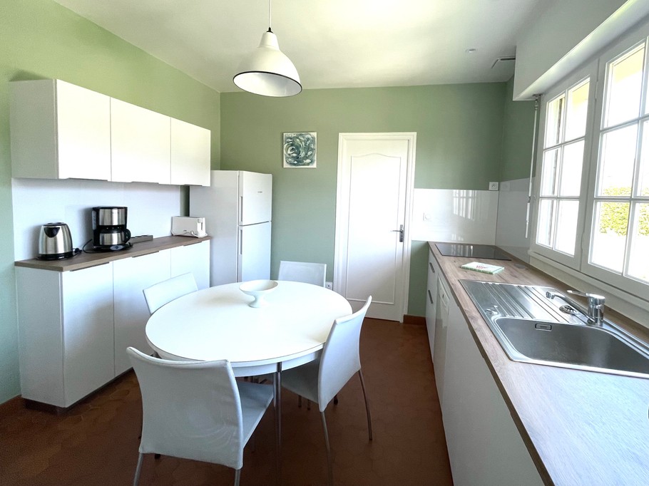 Cuisine spacieuse et lumineuse, côté Est - Rénovée en 2023