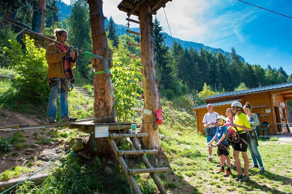 Le parc de loisirs en forêt se situe à 200m à pied du centre de la station et à 150m du chalet Daim