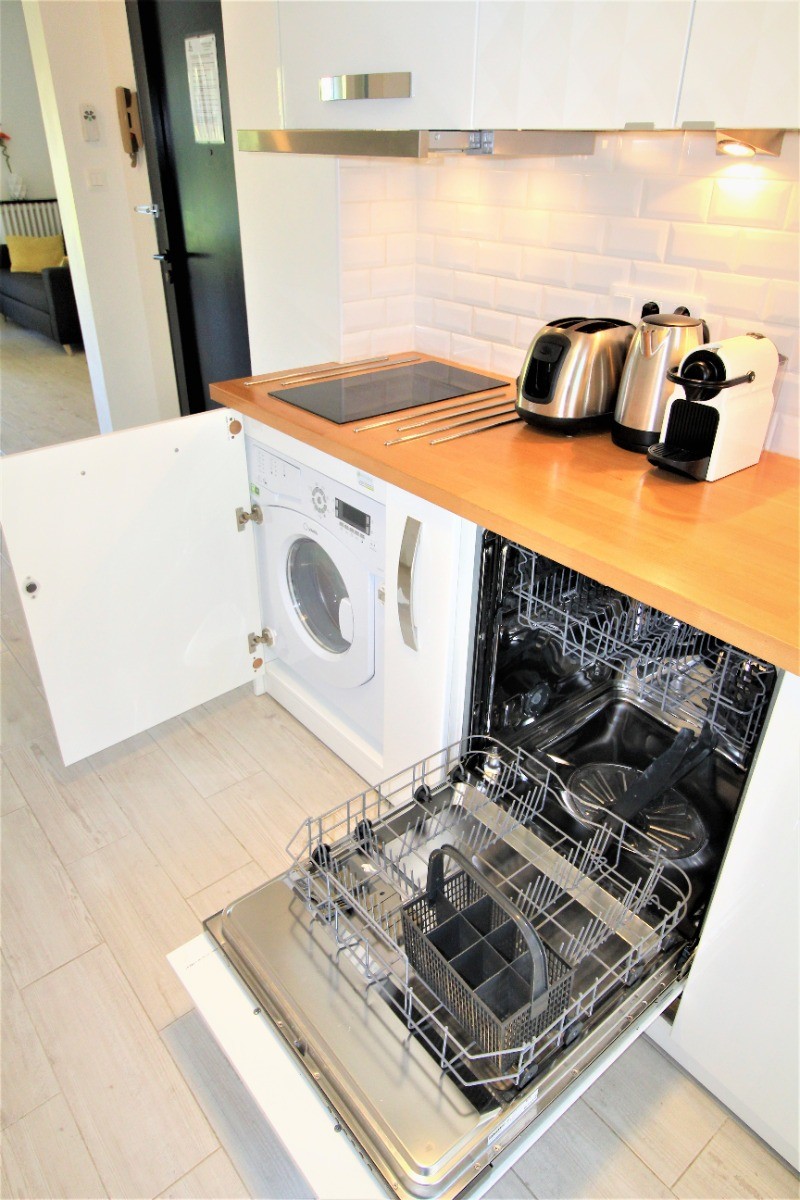 Lave-linge séchant et lave-vaisselle.