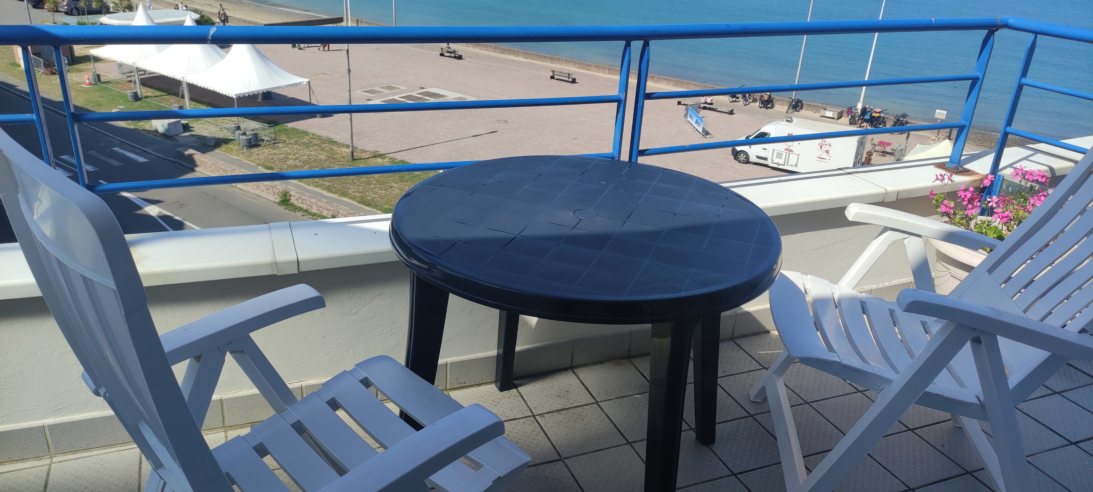 balcon avec une table et deux chaises