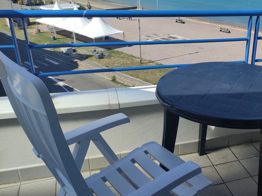 balcon avec une table et deux chaises