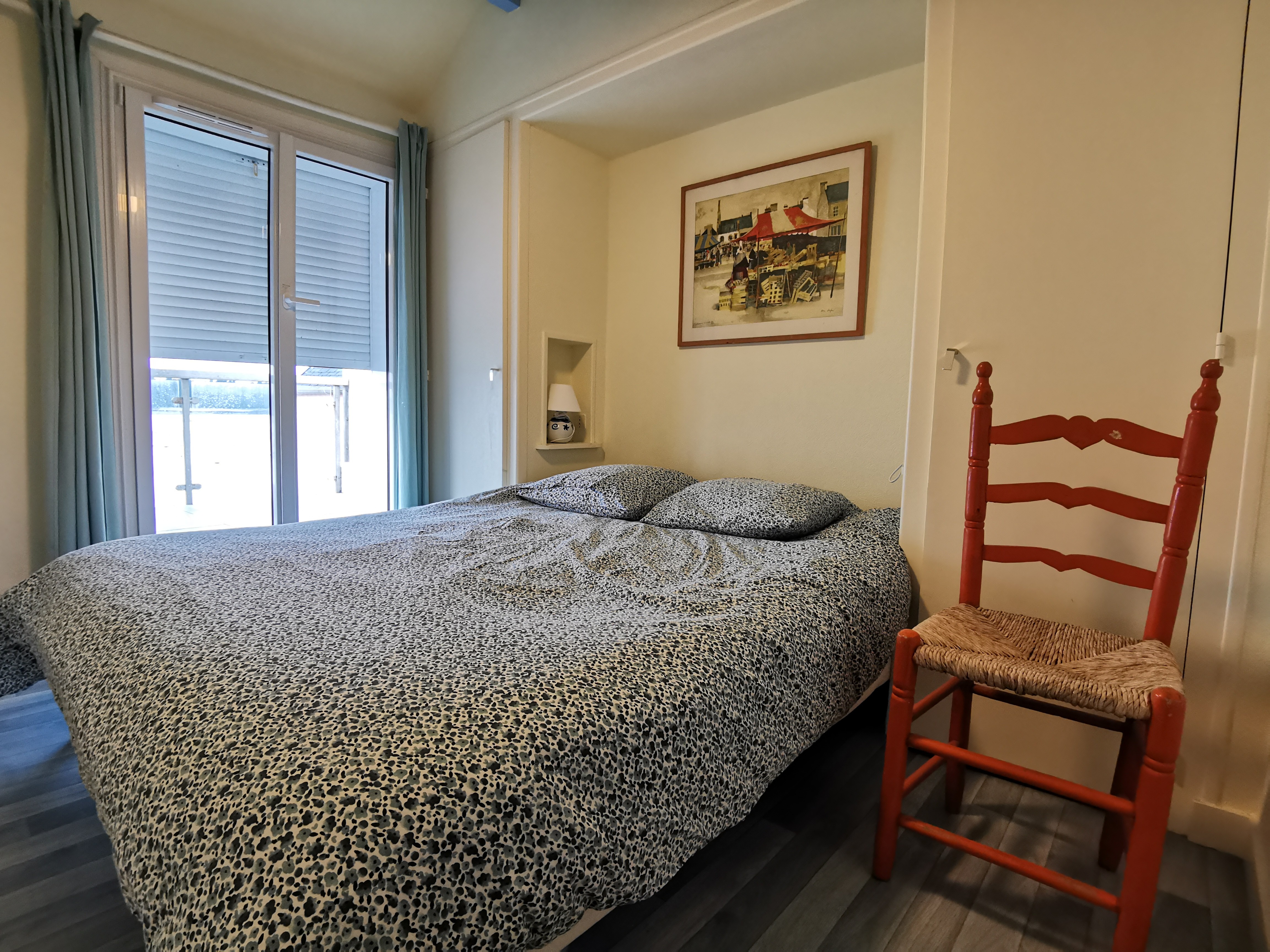 Au 1er étgae : la chambre jaune avec accès terrasse donnant sur le littoral