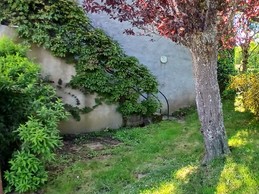 Gîte "Les Châtaigniers", Sarcenat, Orcines, Puy de Dôme, Auvergne - View of the garden