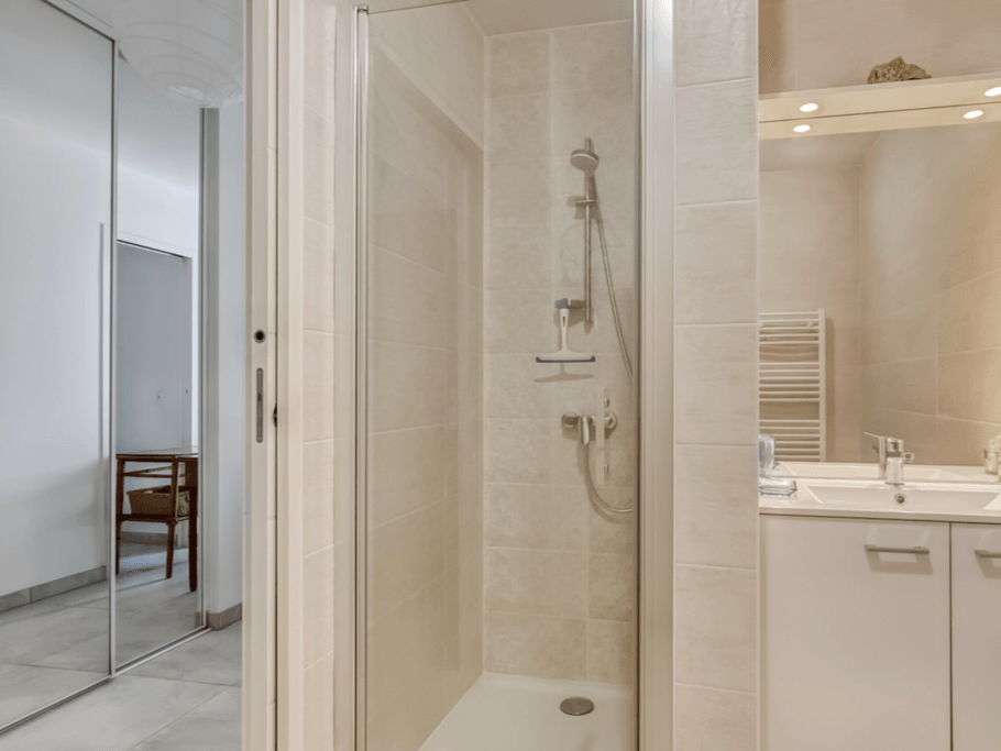 Grande salle d'eau, douche à l'italienne