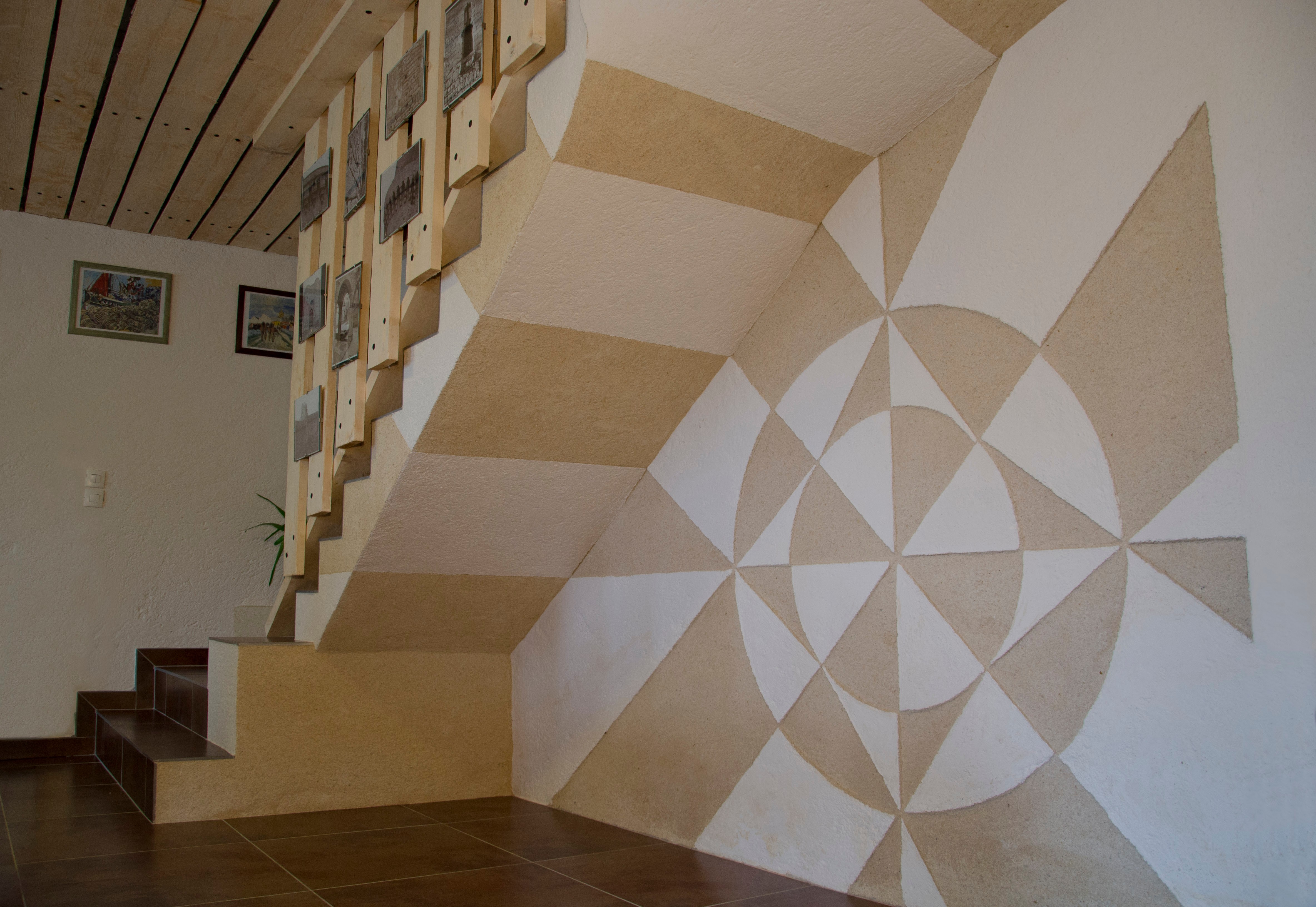 Décoration murale réalisé par Pascal le propriétaire. 
Grande pièce de vie au RDC avec cuisine, séjour et salon. Poêle à bois.