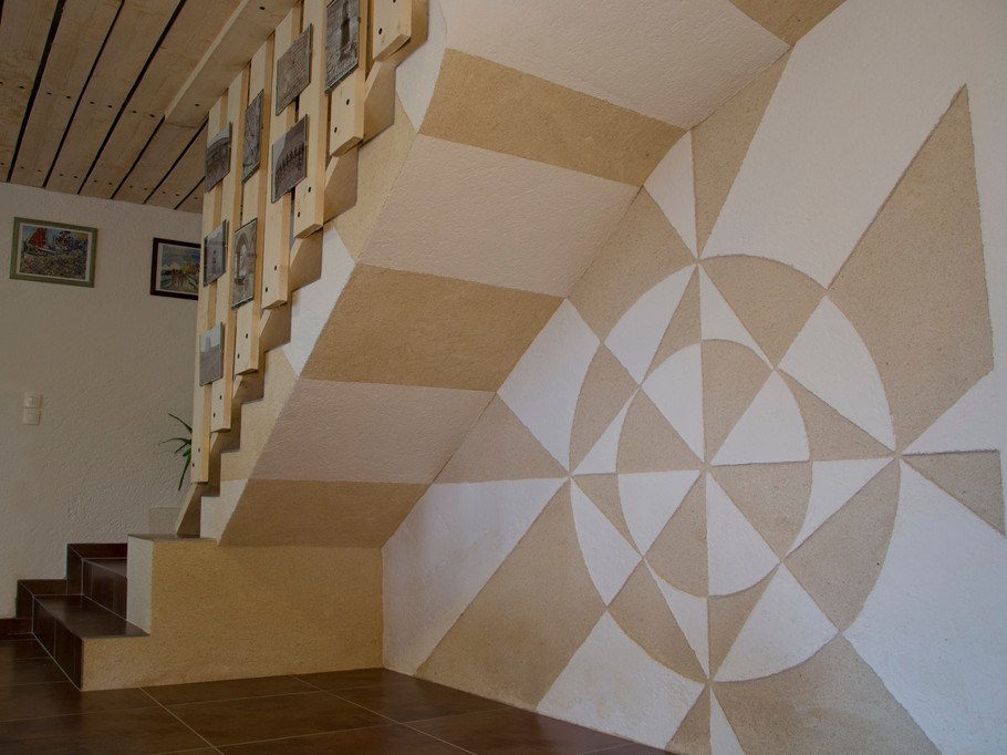 Décoration murale réalisé par Pascal le propriétaire.
Grande pièce de vie au RDC avec cuisine, séjour et salon. Poêle à bois.