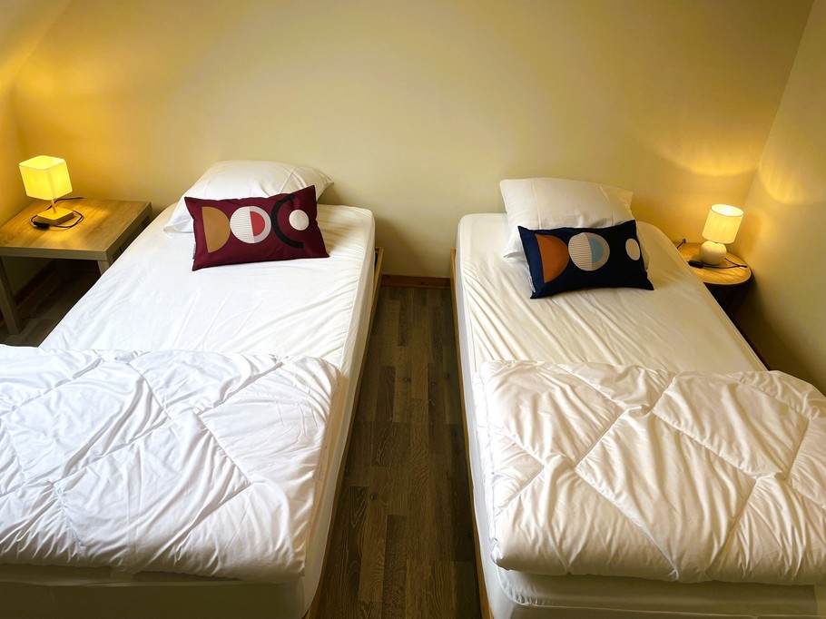 Chambre 1 -1er étage : 2 lits à 90 * Une literie de qualité ! Pour un sommeil de qualité, vous apprécierez !