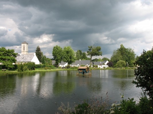 Vue plan d'eau-promenade et pêche