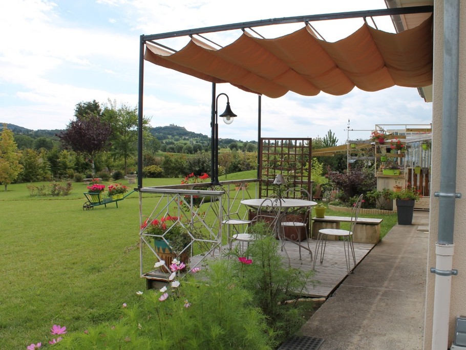La terrasse avec vue le château de Montmorin