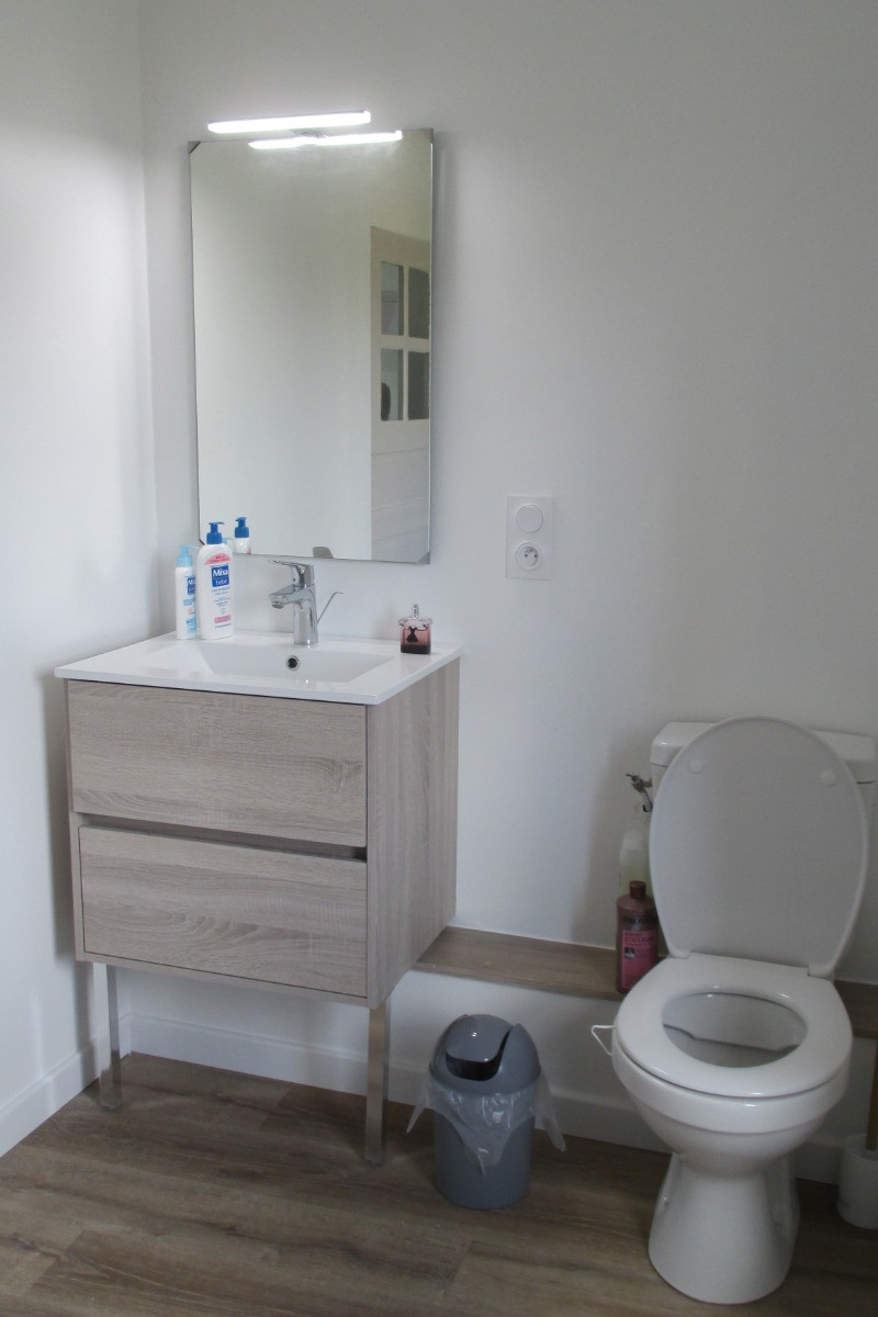 DERRIEN, location Clévacances Paimpol, salle d'eau et WC de l'étage