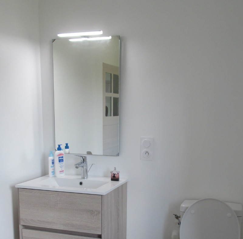 DERRIEN, location Clévacances Paimpol, salle d'eau et WC de l'étage