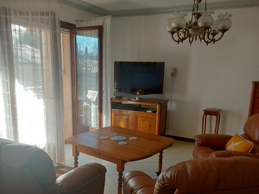 Salon tout confort avec TV connectée