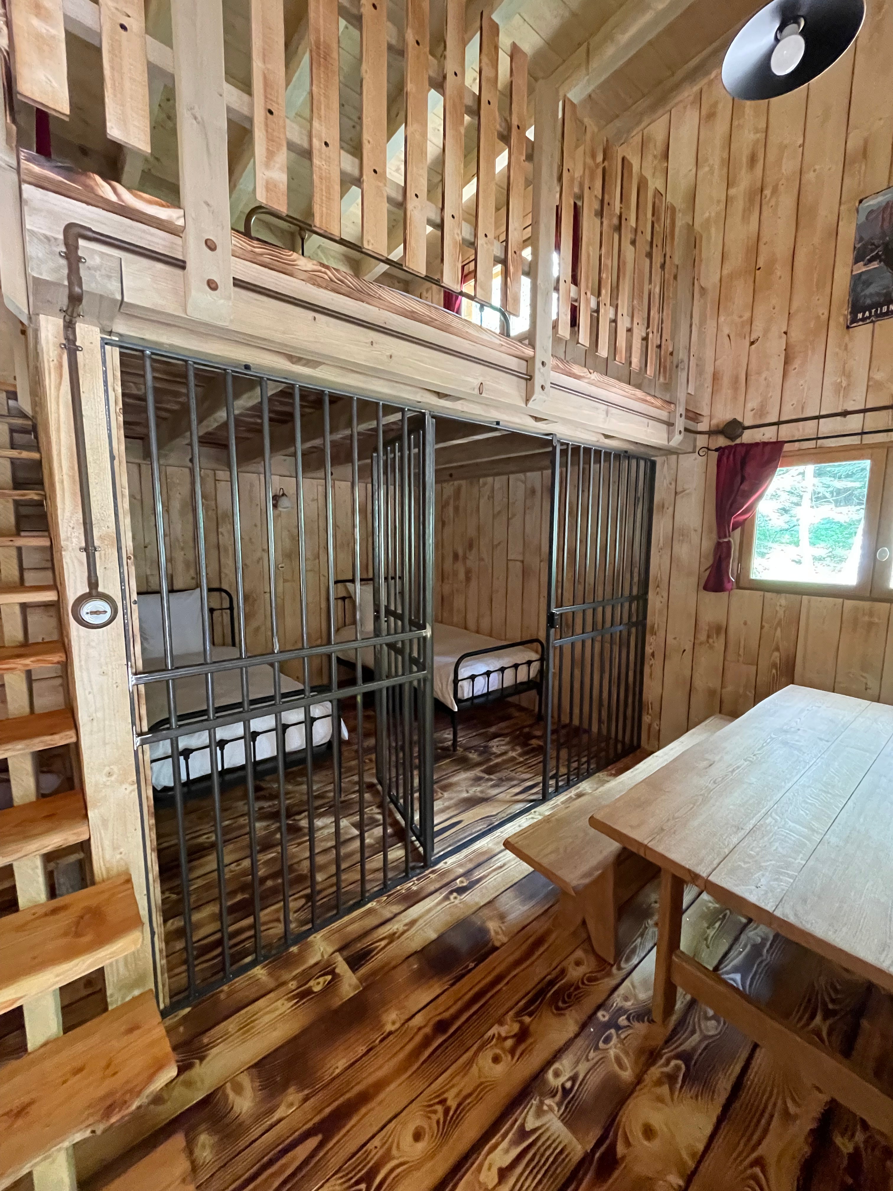 Chambre et espace repas  - Cabane du Shériff - Lac de Pierre Percée
