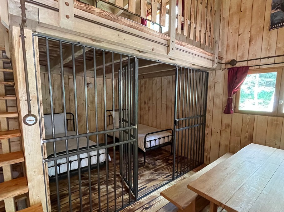Chambre et espace repas - Cabane du Shériff - Lac de Pierre Percée
