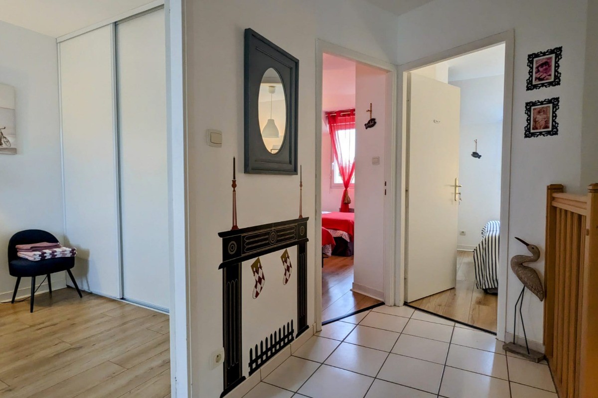 palier étage dessert 3 chambres, salle de bain et WC
