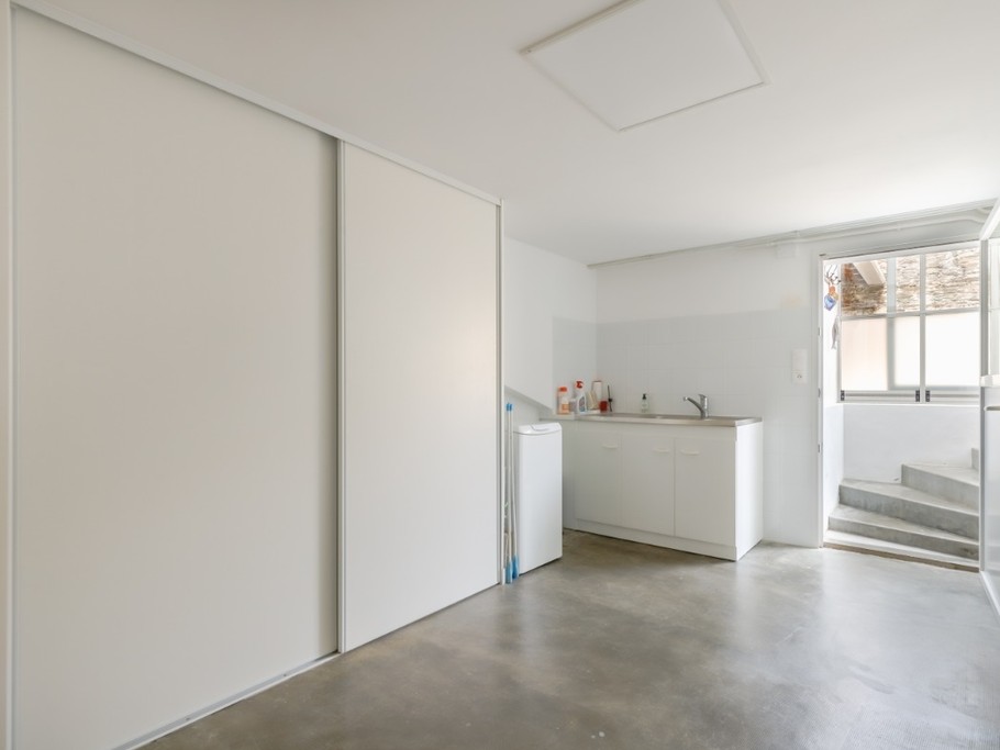 Cellier avec évier double, Lave linge, étendoir, placard