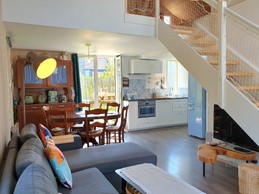 Pièce de vie de plain-pied avec coin cuisine, coin séjour et coin salon