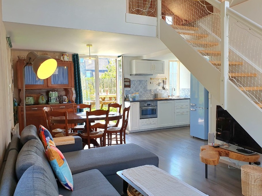 Pièce de vie de plain-pied avec coin cuisine, coin séjour et coin salon