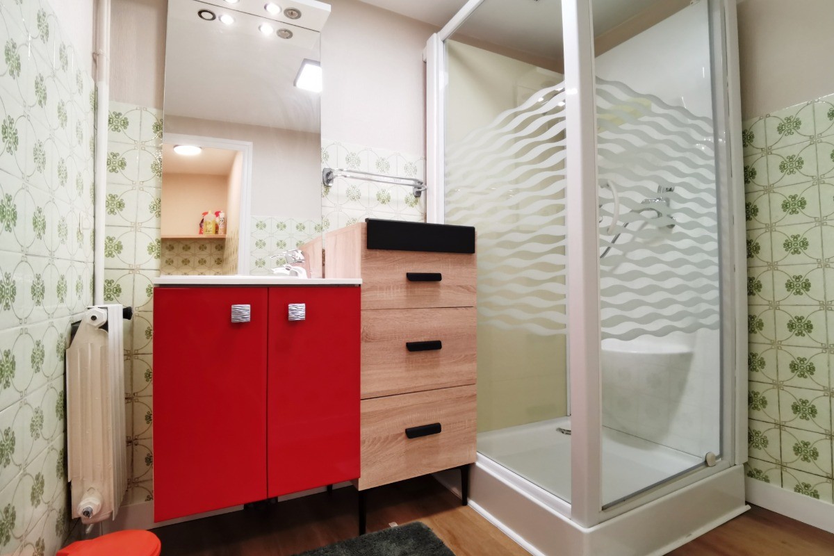 salle d'eau communicante avec la chambre