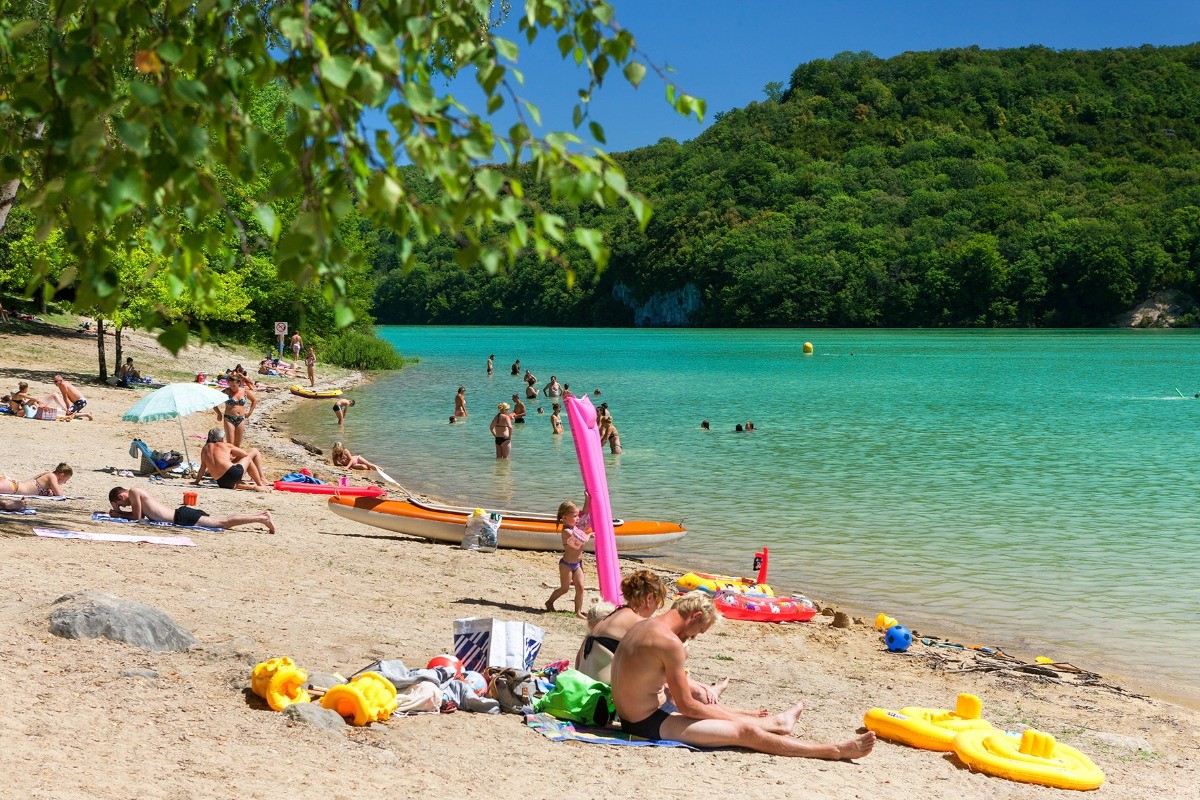 Baignade au bord du lac de Vouglans