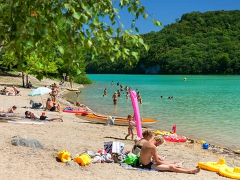 Baignade au bord du lac de Vouglans