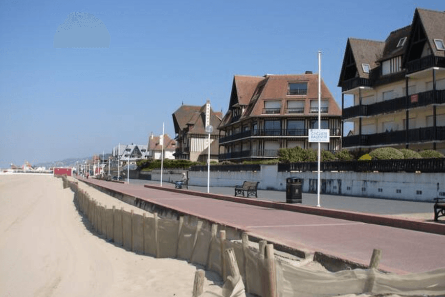 Et de la promenade reliant les planches de Deauville