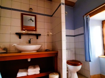 2ème étage : Salle d'eau-WC : Chambre Bleuets (1 lit 2 pers. en 160 cm x 200 cm)