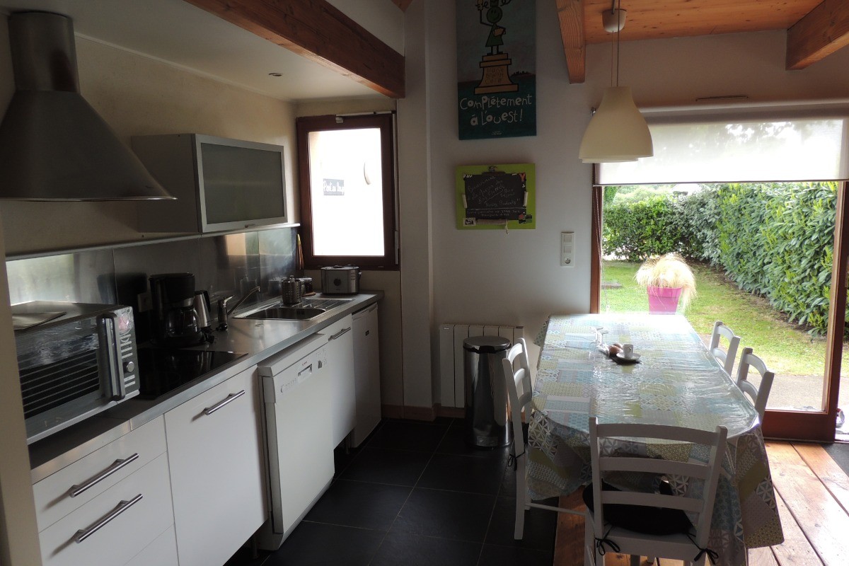 VUE SUR CUISINE DEPUIS ESCALIER