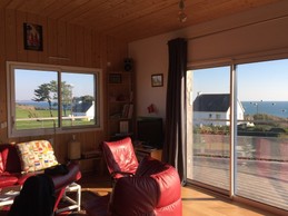 Salon avec balcon et vue mer