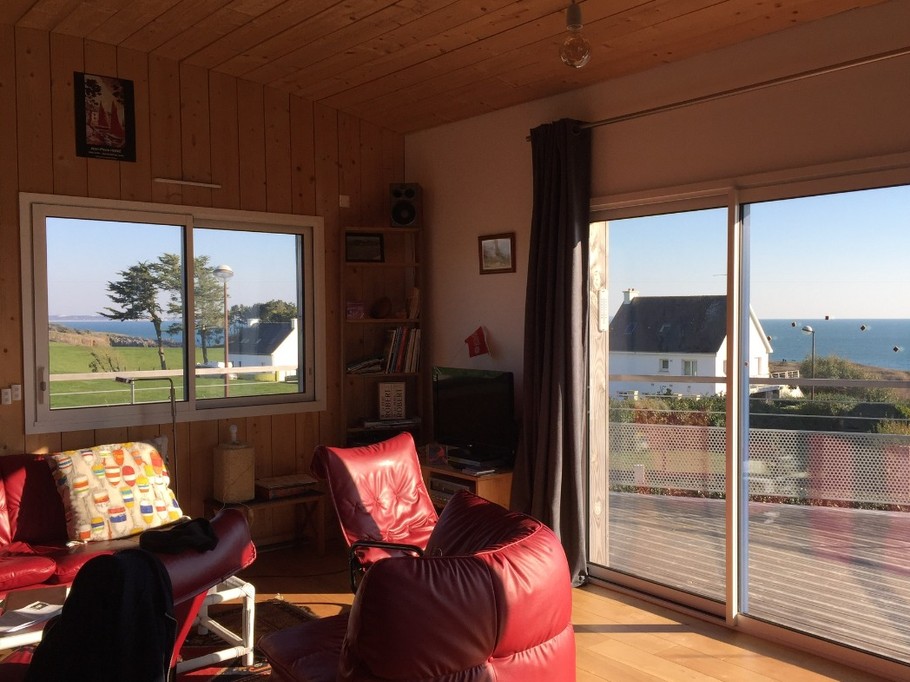 Salon avec balcon et vue mer