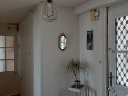 entrée avec couloir desservant la salle d'eau
