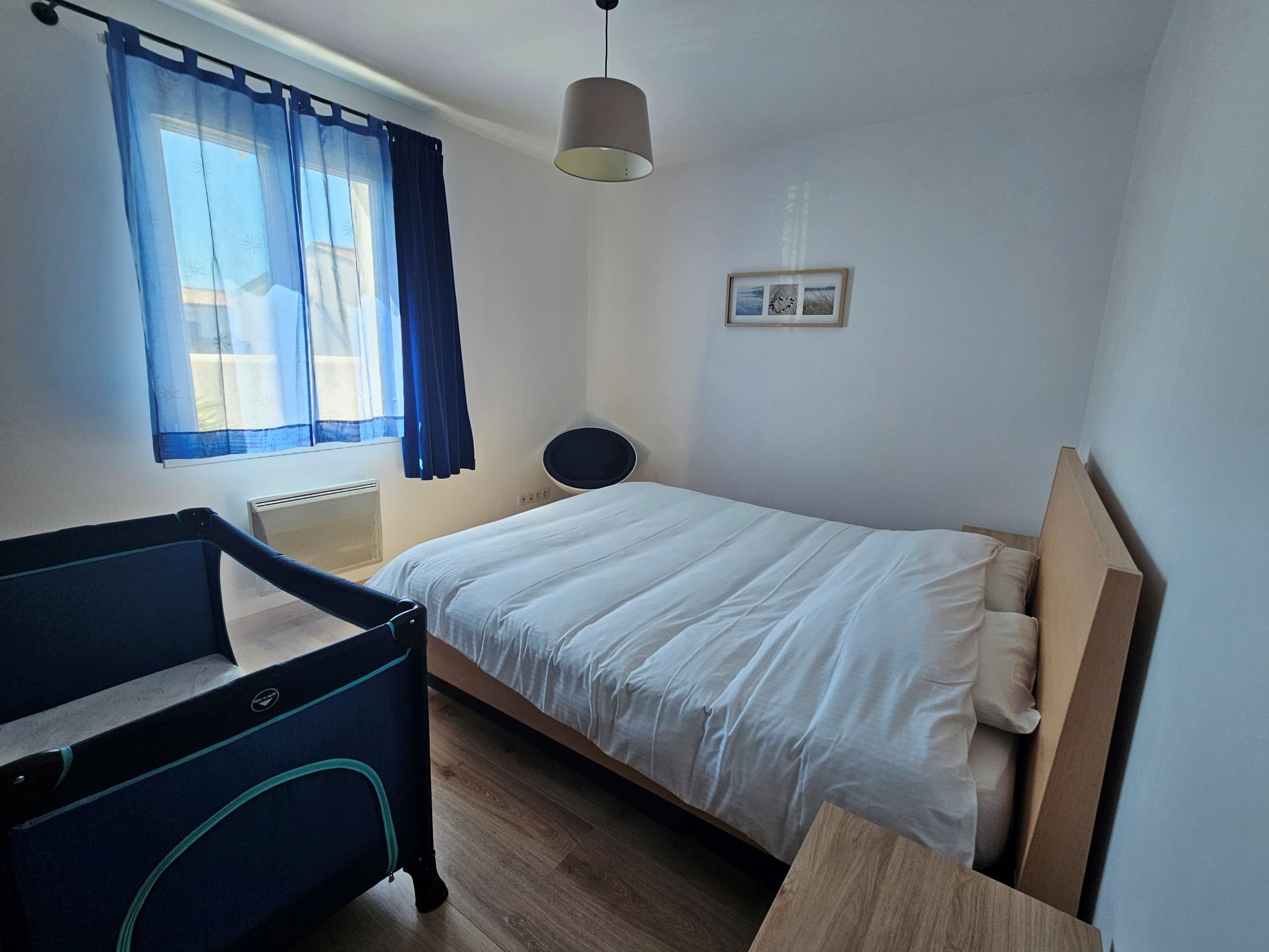 Bedroom 1 for parents with optional cot (bed 160)