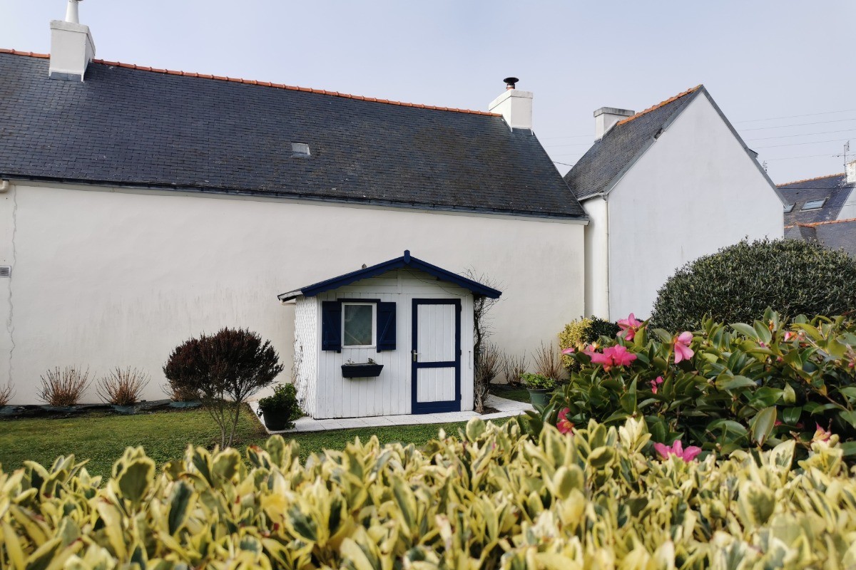 jardin clos en face de la maison avec abri