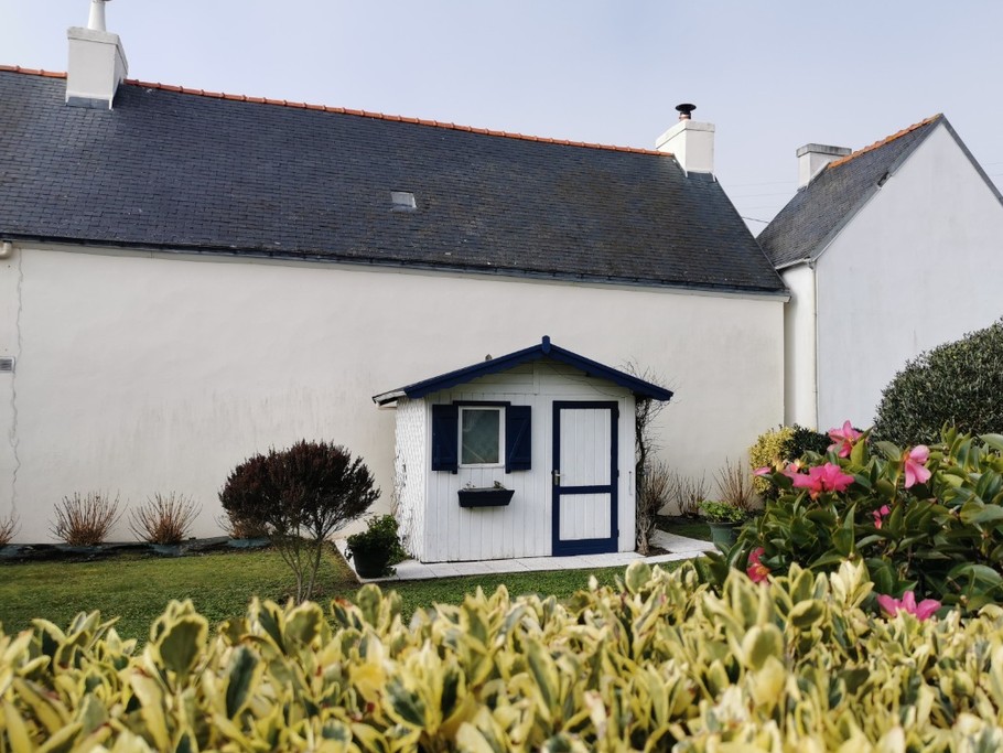 jardin clos en face de la maison avec abri
