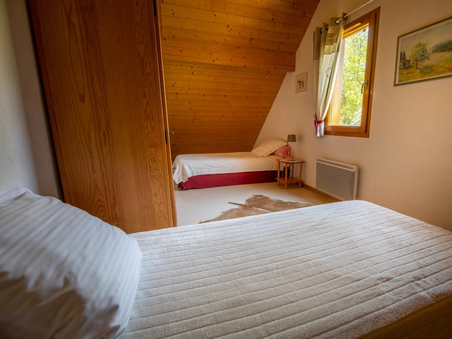 La seconde chambre.. très vaste avec les 2 couchages