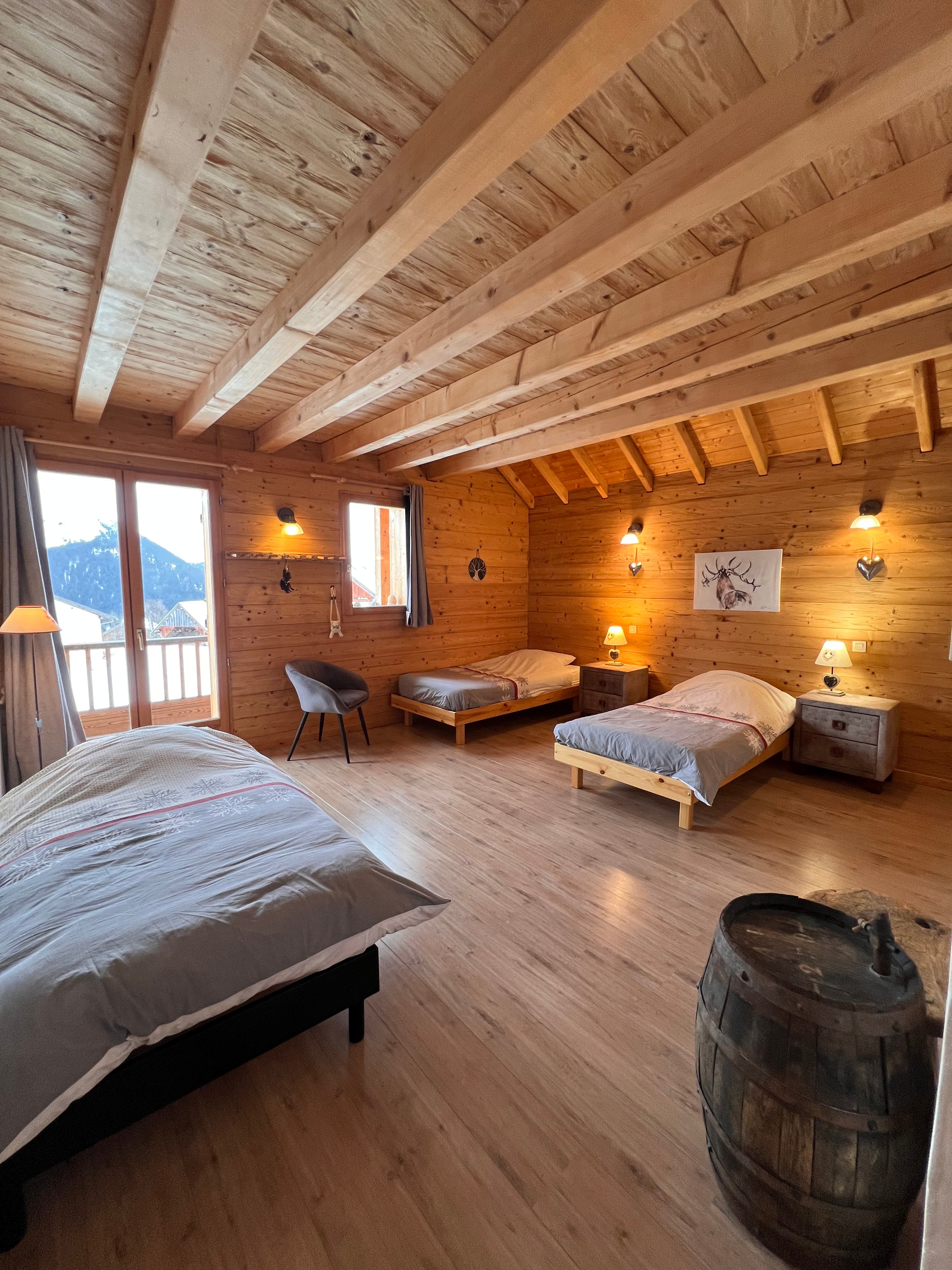 Chambre 3 avec 3 lits de 90x190, placard intégré et balcon vue sur les montagnes