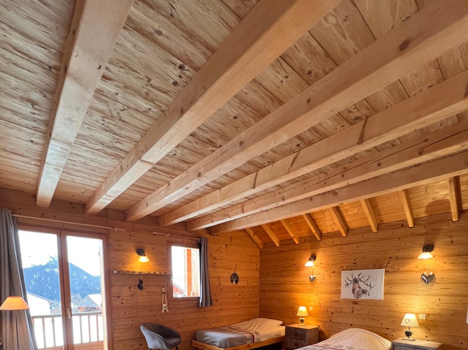 Chambre 3 avec 3 lits de 90x190, placard intégré et balcon vue sur les montagnes