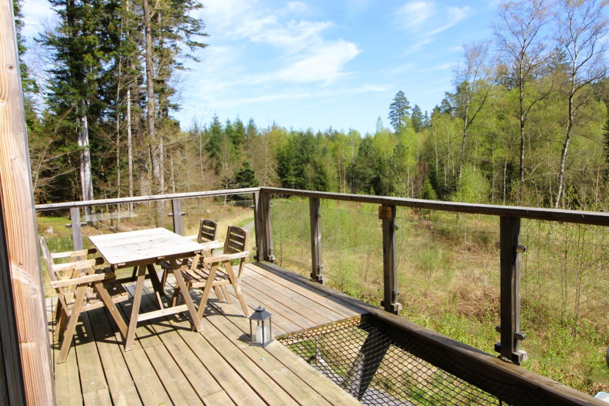 Terrasse avec salon de jardin et filet de détente - Eco-Lodge Africain - Sainte-Barbe dans Les Vosges