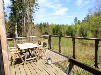 Terrasse avec salon de jardin et filet de détente - Eco-Lodge Africain - Sainte-Barbe dans Les Vosges