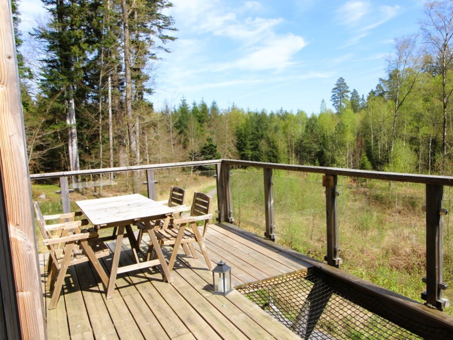 Terrasse avec salon de jardin et filet de détente - Eco-Lodge Africain - Sainte-Barbe dans Les Vosges