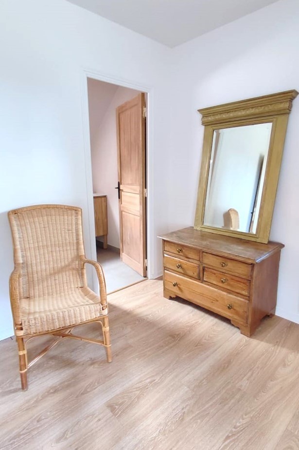 Chambre à l'étage pour 2 personnes (2 lits 90 cm) avec penderie. *
Crédits photo :  Mégane ARNAL