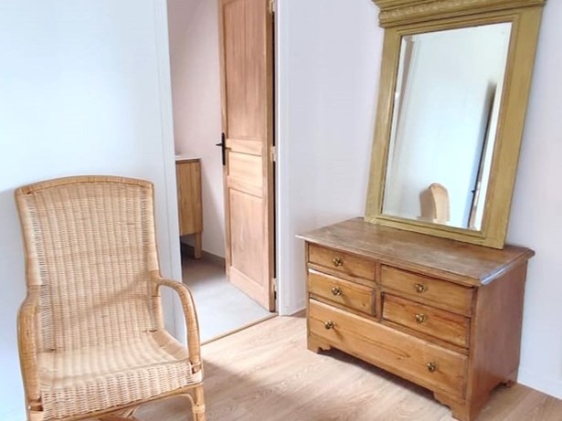 Chambre à l'étage pour 2 personnes (2 lits 90 cm) avec penderie. *
Crédits photo : Mégane ARNAL
