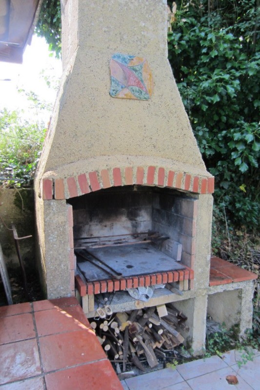 Le barbecue près de la piscine