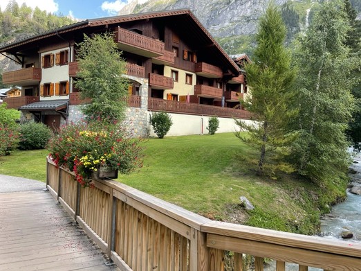 Ferme de Pralognan et vue sur le pont du Dou