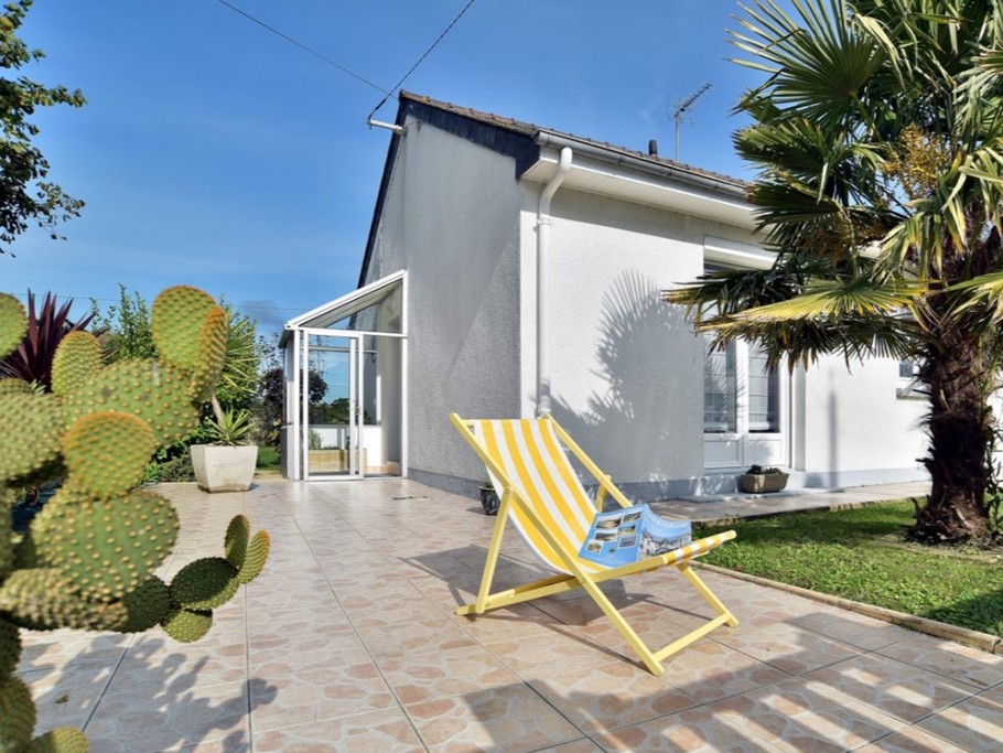 Allée carrelée menant à la porte d'entrée