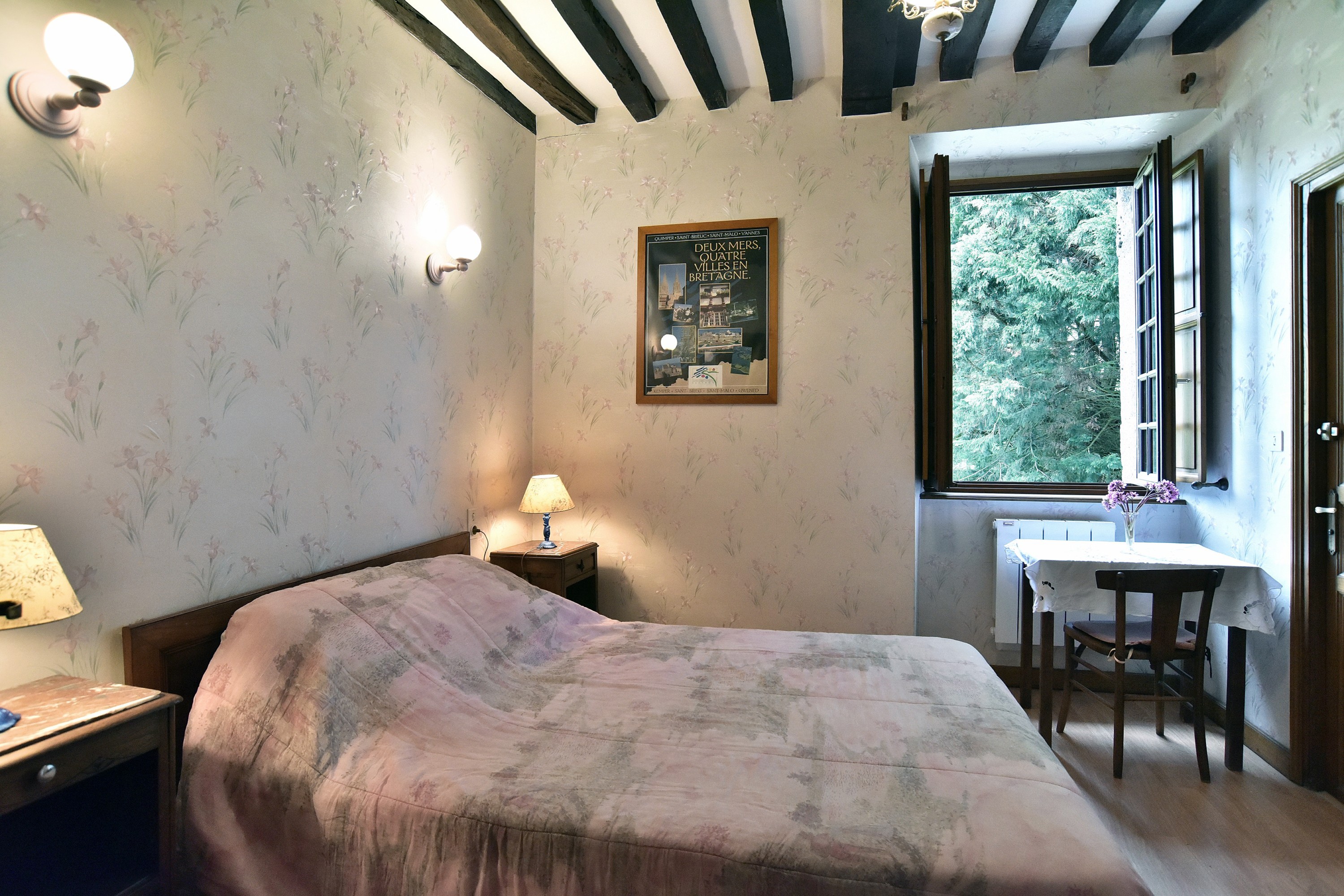 Chambre 3-4 : pour 1 à 3 personne (1 lit 140 cm x 190 cm et 1 lit 120 cm x 190 cm dans 2 pièces communicante). Une salle d'eau communicante. Un WC réservé.