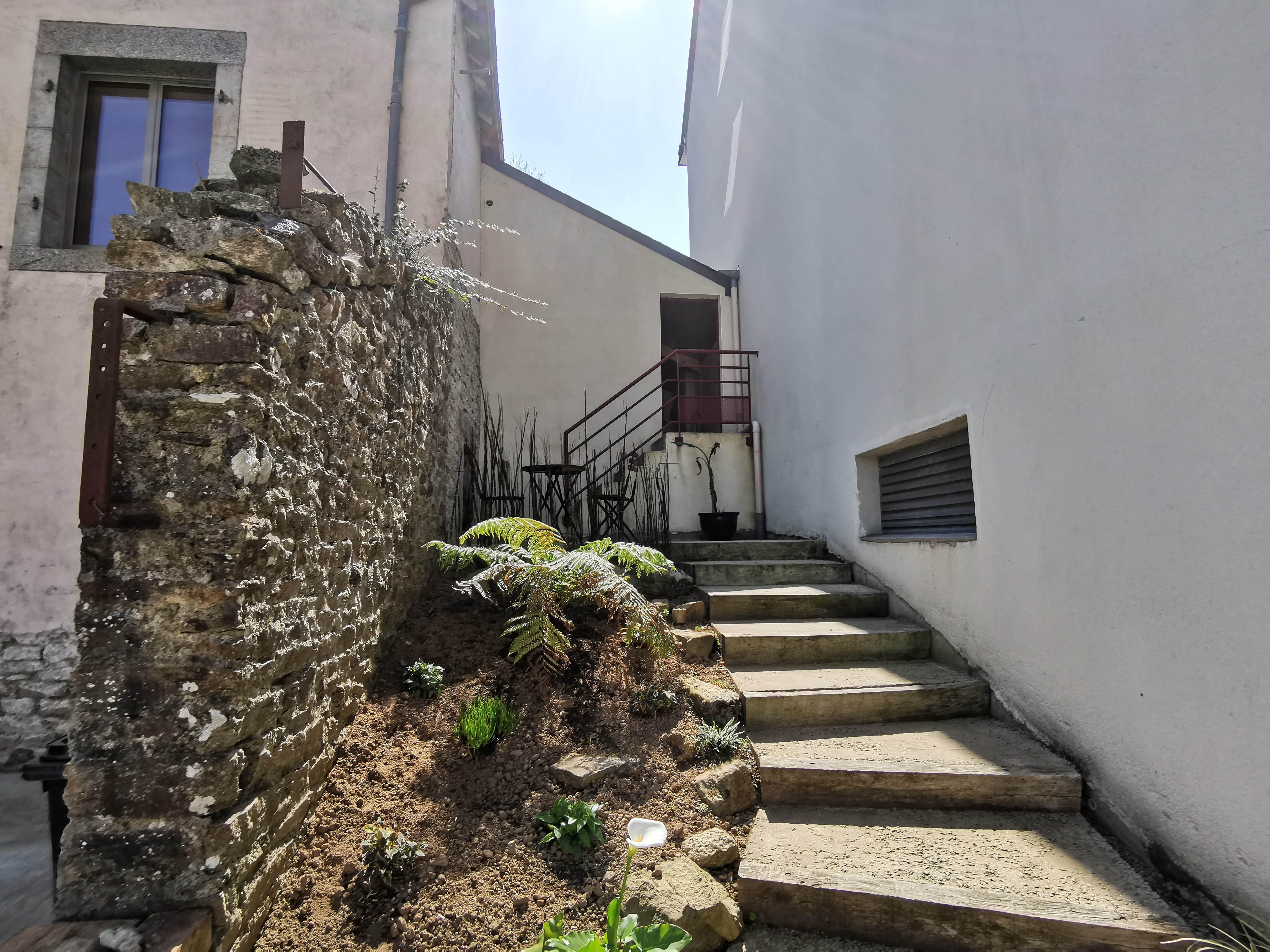 Petite terrasse à l'arrière de l'appartement