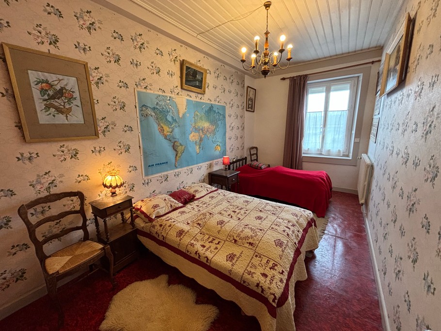 Chambre rouge T6 1er étage