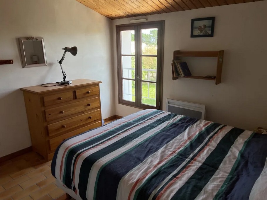 Bedroom 3: 1 double bed (140cm)